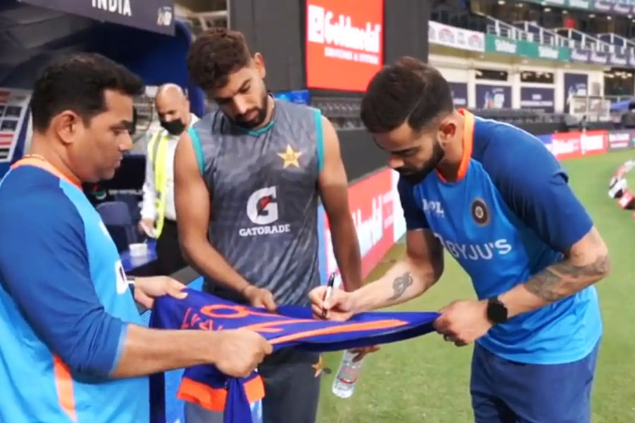 তখনই হ্যারিসকে নিজের একটি জার্সি উপহার দেন কোহলি। তাতে সইও করে দেন। পুরো ঘটনাটির ভিডিয়ো প্রকাশ করেছিল বিসিসিআই। সঙ্গে সঙ্গে সমাজমাধ্যমে তা ছড়িয়েও পড়েছিল।