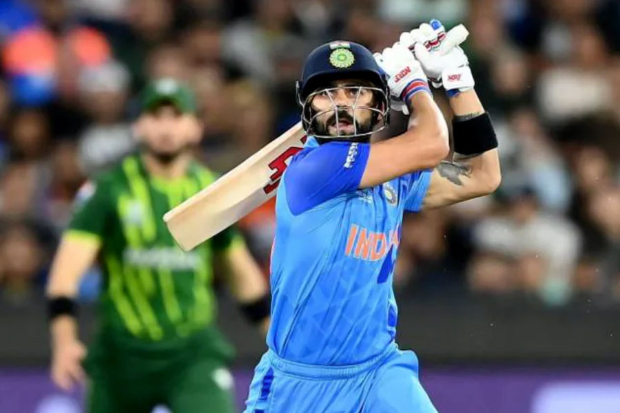 কোহলির অনুরাগীদের মনে তখন অবশ্য অন্য একটি দৃশ্য ঘুরপাক খাচ্ছিল। টি২০ বিশ্বকাপে পাকিস্তানের বিরুদ্ধে জেতার জন্য ভারতের ৮ বলে ২৮ রান দরকার ছিল। ঠিক তখনই হ্যারিসকে পর পর দুটো ছক্কা মেরেছিলেন কোহলি। ওই দুই ছক্কা মেরে ম্যাচ ঘুরিয়ে দিয়েছিলেন কোহলি।