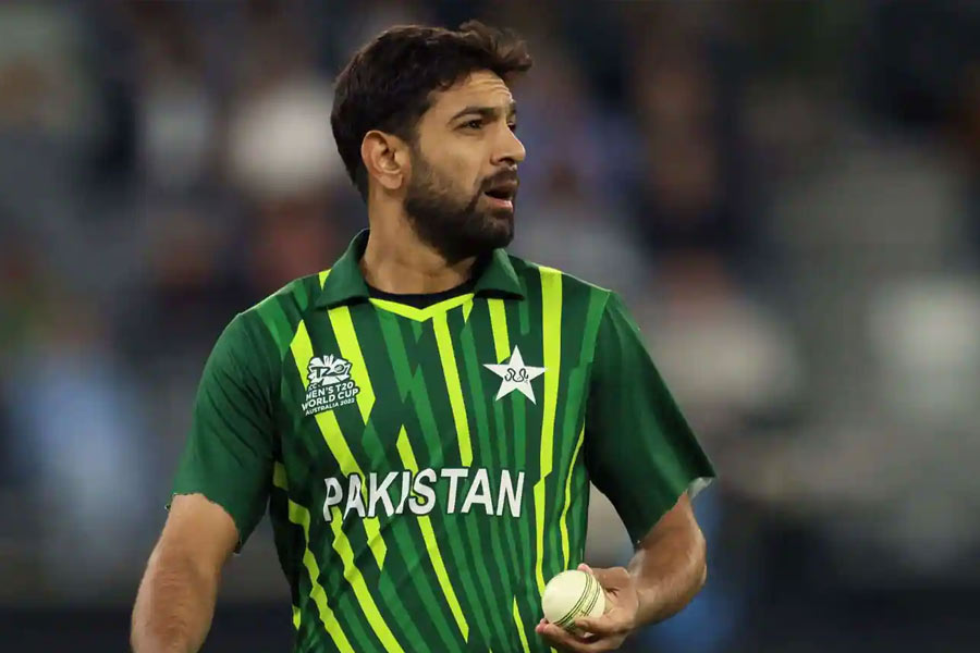 কিন্তু কোহলির কাছে ছক্কা খেয়েও কষ্ট পাননি হ্যারিস। কেন? সে কথা জানিয়েছিলেন পাকিস্তানের পেসার। পাকিস্তানের এক সংবাদমাধ্যমে কোহলির সেই জোড়া ছক্কা নিয়ে হ্যারিস বলেছিলেন, ‘‘কোহলি যে ভাবে বিশ্বকাপে খেলেছে তাতে ও নিজের জাত চিনিয়েছে। আমরা সবাই জানি ও কী রকম শট খেলতে পারে। কোহলি ছাড়া আমার বলে ওই শট কেউ মারতে পারত না।’’