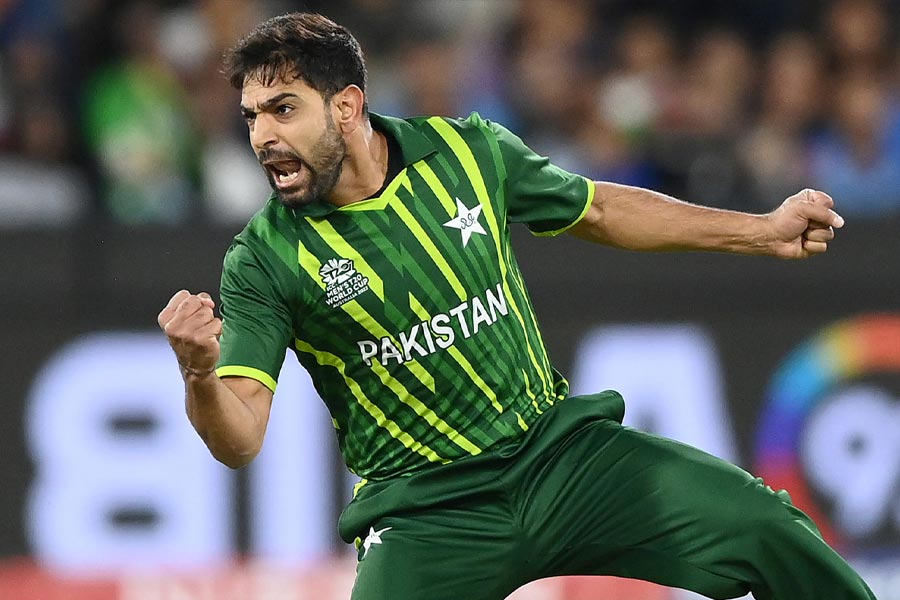 তবে কোহলির বদলে অন্য কেউ তাঁকে ছক্কা মারলে তিনি মেনে নিতে পারতেন না বলে জানিয়েছিলেন হ্যারিস। পাক পেসার বলেছিলেন, ‘‘কোহলির বদলে যদি হার্দিক পাণ্ড্য বা দীনেশ কার্তিক আমাকে ছক্কা মারত তা হলে খারাপ লাগত। কষ্ট পেতাম। কোহলি অন্য জাতের ক্রিকেটার বলে অতটা কষ্ট পাইনি।’’