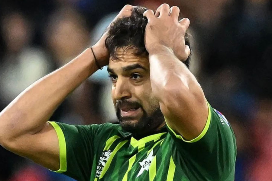 এই অবস্থায় তাঁকে নিয়ে আর ঝুঁকি নিতে চায়নি পাকিস্তান ক্রিকেট বোর্ড (পিসিবি)। চোটের কারণে ইংল্যান্ডের বিরুদ্ধে সিরিজ় থেকে ছিটকে গিয়েছেন তিনি।