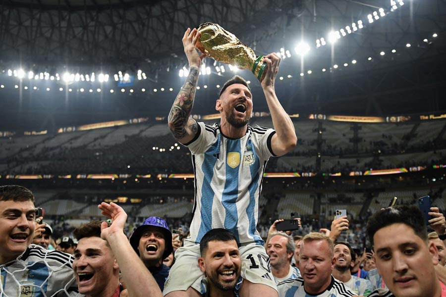 ২০২২-এ প্রথম বারের জন্য বিশ্বকাপ হাতে তুলেছেন লিওনেল মেসি। মোট চার বার খেলে এ বারই তাঁর প্রথম বিশ্বকাপ জয়। 