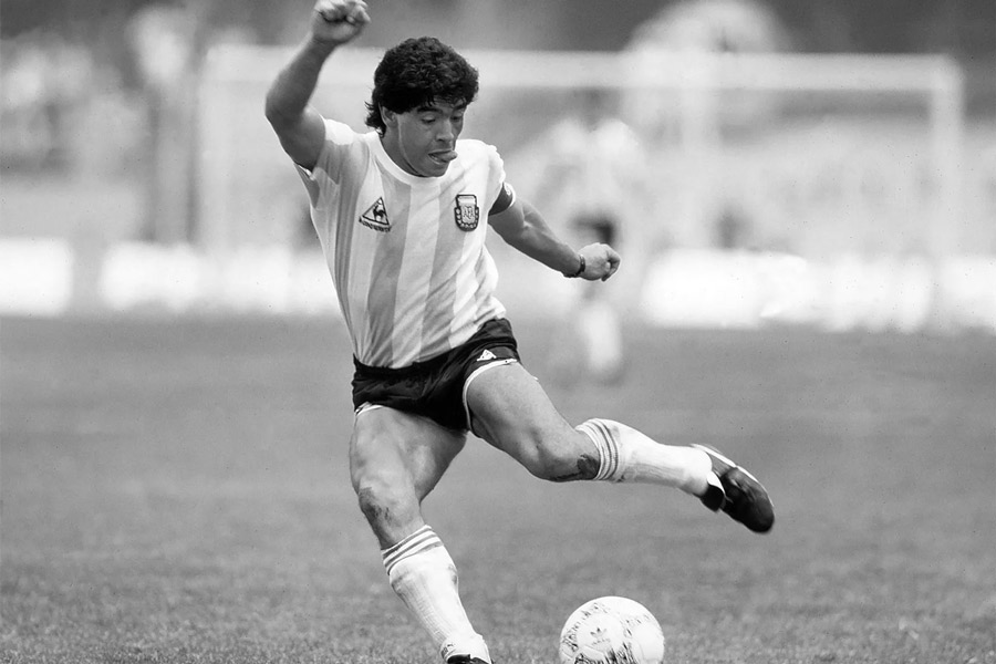 বিশ্বকাপে মোট ৮টি গোল করেছেন মারাদোনা। মোট ৮ বার সতীর্থদের উদ্দেশে গোলের জন্য বল বাড়িয়েছেন। দেশের হয়ে ৯১টি ম্যাচে মোট ৩৪টি গোল করেছেন তিনি।