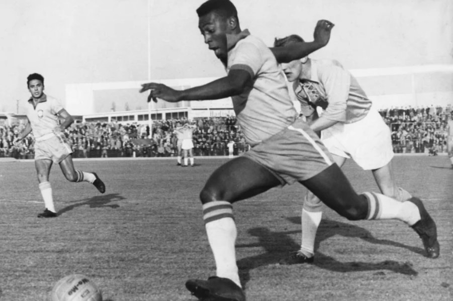 তিনটি বিশ্বকাপে মোট ১০ বার তিনি সতীর্থদের উদ্দেশে গোলের জন্য বল বাড়িয়েছেন। সেই রেকর্ড আজও অটুট। বিশ্বকাপে মোট ১২টি গোল করেছেন পেলে। 