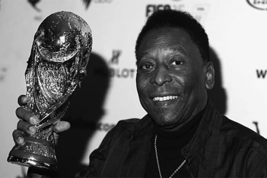 পেলেই একমাত্র খেলোয়াড় যিনি ১৮-এ পা দেওয়ার আগেই বিশ্বকাপ জিতেছেন। তিনিই একমাত্র খেলোয়াড় যিনি তিনটি বিশ্বকাপ জিতেছেন। ১৯৫৮, ১৯৬২ এবং ১৯৭০-এ।