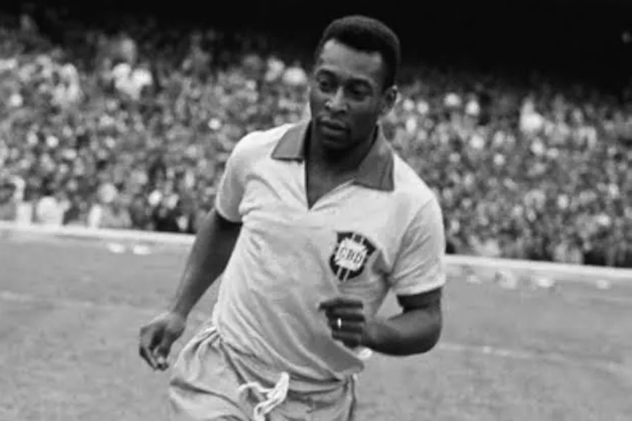 ১৯৫৮ সালে প্রথম বার বিশ্বকাপ জেতেন পেলে। সেই সময় মাত্র ১৭ বছর বয়স ছিল তাঁর। সর্বকনিষ্ঠ ফুটবলার হিসাবে বিশ্বকাপ জেতেন পেলে। 