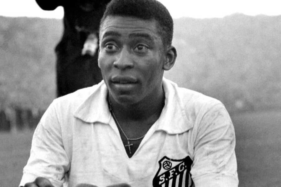 ১৯৫৬ সালে স্যান্টোসে সই করেন পেলে। ১৯৫৭-এ জাতীয় দলে ডাক পাওয়া। ওই বছর আর্জেন্টিনার বিরুদ্ধে নিজের প্রথম আন্তর্জাতিক গোল করেন পেলে। ব্রাজিলের জাতীয় দলের সর্বকনিষ্ঠ গোলদাতা তিনি।