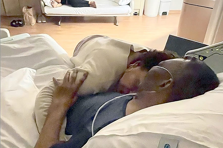 কাতার বিশ্বকাপ চলাকালীন শারীরিক অবস্থার অবনতি হওয়ায় তাঁকে সাও পাওলোর অ্যালবার্ট আইনস্টাইন হাসপাতালে ভর্তি করা হয়েছিল। সেখানেই বৃহস্পতিবার গভীর রাতে শেষ নিশ্বাস ত্যাগ করেন তিনি।