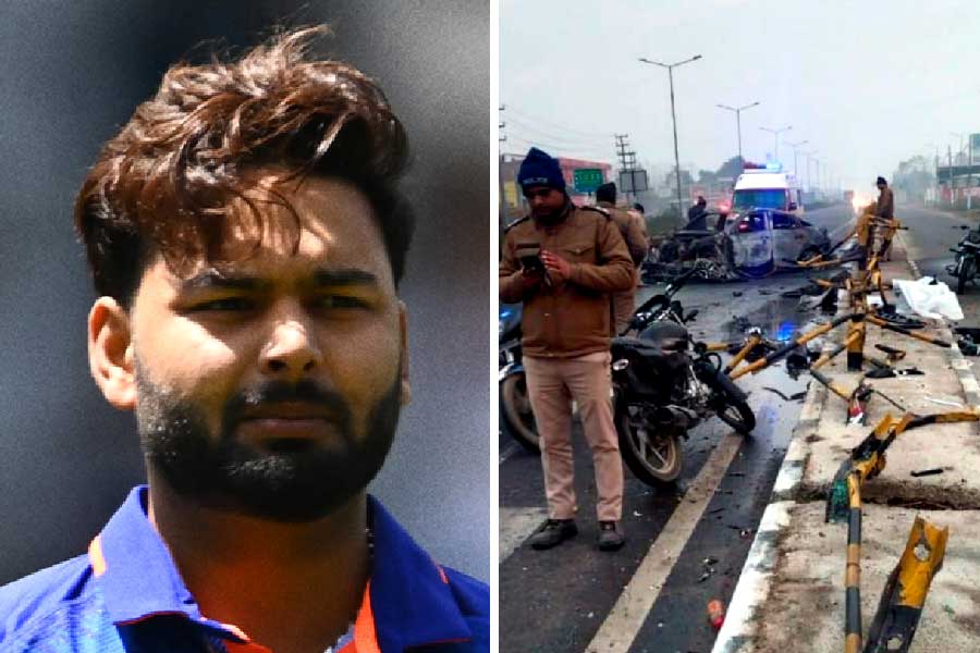 ভয়াবহ দুর্ঘটনার কবলে পড়লেন ভারতীয় ক্রিকেট দলের উইকেটরক্ষক-ব্যাটার ঋষভ পন্থ। দিল্লি থেকে নিজের বাড়ি উত্তরাখণ্ডের রুরকিতে যাচ্ছিলেন ক্রিকেট তারকা। ভোর সাড়ে ৫টা নাগাদ নিয়ন্ত্রণ হারিয়ে দিল্লি-দেহরাদূন এক্সপ্রেসওয়েতে ডিভাইডারে ধাক্কা মারে ঋষভের বিলাসবহুল গাড়ি। 