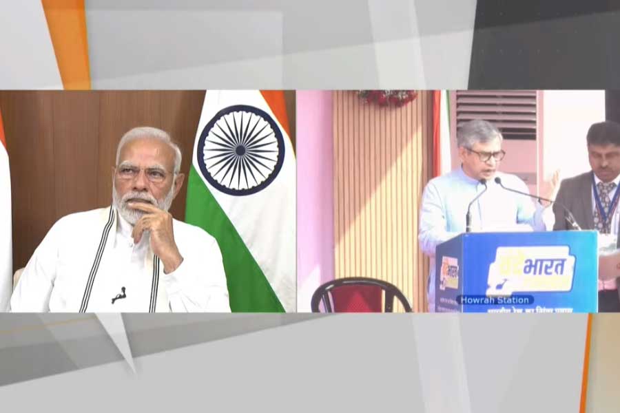 সরাসরি: ভগবান আপনাকে শক্তি  দিন! বন্দে ভারতের  উদ্বোধনী অনুষ্ঠান থেকে মোদীকে সান্ত্বনা মমতার