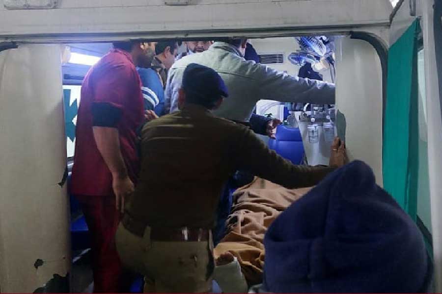 গাড়ি চালাতে চালাতে ঘুমিয়ে পড়েছিলেন ঋষভ। এমনটাই জানিয়েছেন ডিজিপি অশোক কুমার। ঘুমিয়ে পড়ার কারণেই ঋষভের গাড়ি নিয়ন্ত্রণ হারিয়ে ডিভাইডারে ধাক্কা মারে। তার জেরেই দুর্ঘটনা ঘটে বলে পুলিশ সূত্রে খবর। 