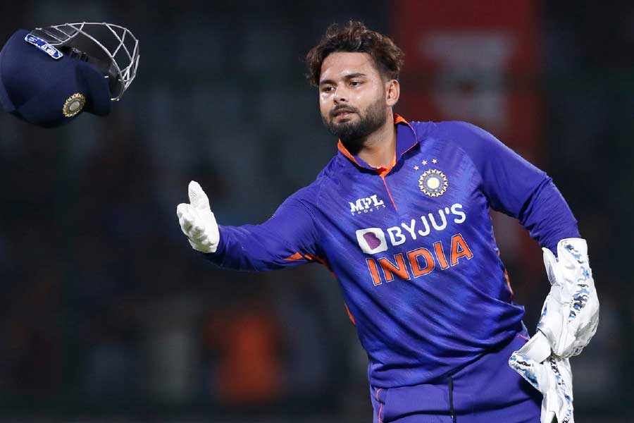 ক্রিকেটারের চিকিৎসার জন্য যাবতীয় বন্দোবস্ত করার নির্দেশ দিয়েছেন উত্তরাখণ্ডের মুখ্যমন্ত্রী। এয়ার অ্যাম্বুল্যান্স রাখার ব্যবস্থা করা হয়েছে। চিকিৎসার প্রয়োজনে এয়ার অ্যাম্বুল্যান্সে করে ঋষভকে অন্যত্র নিয়ে যাওয়া হতে পারে।