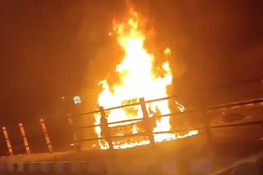 ঋষভের বিলাসবহুল গাড়ি দুমড়ে-মুচড়ে গিয়েছে। দুর্ঘটনার পর আগুন ধরে যায় গাড়িটিতে। সেই ভিডিয়ো প্রকাশ্যে এসেছে। দেখা গিয়েছে, দাউ দাউ করে জ্বলছে গাড়ি। 