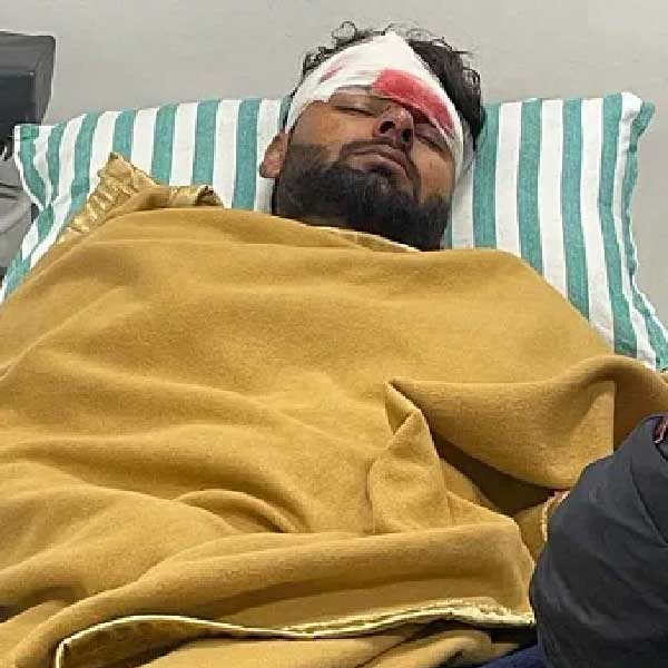 আগুন পুড়ে ভস্মীভূত হয়ে গিয়েছে ঋষভের গাড়ি। তবে অগ্নিকাণ্ডের হাত থেকে নিজেই নিজেকে বাঁচিয়েছেন পন্থ। দুর্ঘটনাগ্রস্ত গাড়ির উইন্ডস্ক্রিন নিজেই ভাঙেন ভারতীয় ব্যাটার। গুরুতর জখম  অবস্থাতেই গাড়ির কাচ ভেঙে বেরোন ঋষভ। ঠিক সময়ে না বেরোতে পারলে আরও ভয়ঙ্কর দুর্ঘটনা ঘটতে পারত।