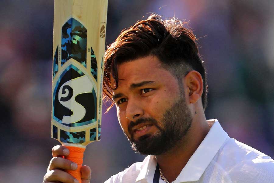 শ্রীলঙ্কার বিরুদ্ধে টি-২০ ও এক দিনের সিরিজ়ে দলে নেই ঋষভ। কয়েক দিন পর বেঙ্গালুরুতে জাতীয় ক্রিকেট অ্যাকাডেমিতে যাওয়ার কথা ছিল পন্থের। তবে দুর্ঘটনার জেরে আপাতত তাঁকে বেশ  কয়েক দিন বিশ্রামে থাকতে হতে পারে। 