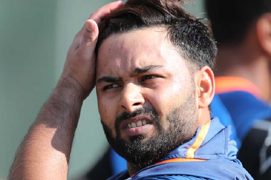 ঋষভের দুর্ঘটনার খবরে তাঁর আরোগ্য কামনা করে টুইট করেছেন প্রাক্তন ক্রিকেটার ভিভিএস লক্ষ্মণ। তিনি লিখেছেন, ‘‘ঋষভের জন্য প্রার্থনা করছি। স্বস্তির যে, ও বিপন্মুক্ত। ওর দ্রুত আরোগ্য  কামনা করছি।’’ আরোগ্য কামনা করেছেন আরও এক প্রাক্তন ক্রিকেটার বীরেন্দ্র সহবাগও।