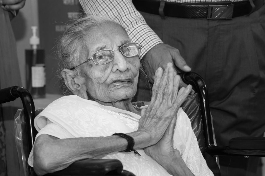 মাতৃবিয়োগ হল দেশের প্রধানমন্ত্রী নরেন্দ্রে মোদীর। ১০০ বছর বয়সে মারা গেলেন প্রধানমন্ত্রীর মা হীরাবেন মোদী। মায়ের প্রয়াণের খবর পাওয়ার পর তড়িঘড়ি সব পূর্বপরিকল্পিত কর্মসূচি বাতিল করে আমদাবাদ পৌঁছন মোদী। আমদাবাদ থেকে গান্ধীনগরে নিয়ে গিয়ে শেষকৃত্য হয়েছে হীরাবেনের।