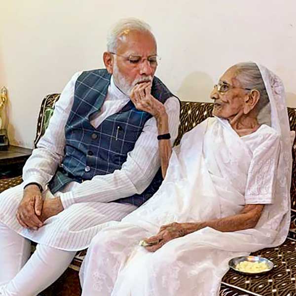 ১৯২২ সালের ১৮ জুন গুজরাতের মেহসানার ভিসনগরে হীরাবেনের জন্ম। বিয়ে হয় দামোদরদাস মুলচাঁদ মোদীর সঙ্গে। দামোদরদাস পেশায় এক জন চা বিক্রেতা ছিলেন।