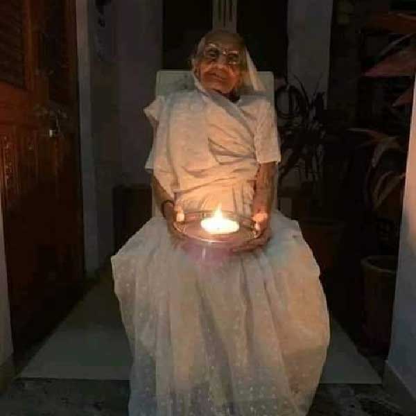 কোভিড আবহে টিকাকরণ অভিযান শুরুর সময় টিকা নেওয়া নিয়ে অনেক দেশবাসীর মধ্যে সংশয় দেখা দেওয়ার পর সেই সংশয় দূর করতে এগিয়ে এসেছিলেন হীরাবেন। তাঁর টিকা নেওয়ার ছবি অচিরেই ভাইরাল হয়েছিল সমাজমাধ্যমে।