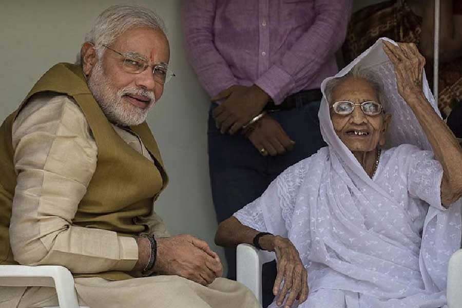 তিনি লিখেছিলেন, ‘‘আমার মা খুবই সরল, আবার অনন্যও। অন্যান্য সব মায়ের মতোই। এই যে আমি আমার মায়ের সম্পর্কে লিখছি, আমি নিশ্চিত যে আপনারা অনেকেই আপনাদের মায়ের স্মৃতির সঙ্গে এর মিল পাবেন। পড়তে গিয়ে হয়তো আপনার মায়ের ছবিও মনে আসবে।’’