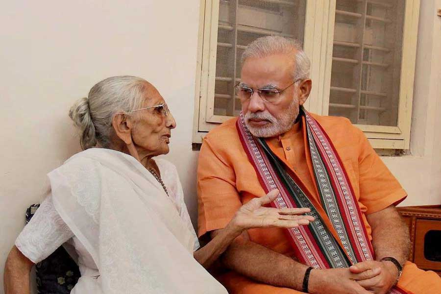 মোদী স্মৃতিচারণ করার সময় জানিয়েছিলেন, তাঁর মায়ের মাধ্যমে দেশের সব মায়ের তপস্যা, ত্যাগ এবং অবদান দেখেছেন। তিনি আরও জানিয়েছিলেন, মাকে দেখেই তিনি বুঝেছিলেন যে, ভারতীয় মহিলারা পারেন না এমন কোনও কাজ নেই।