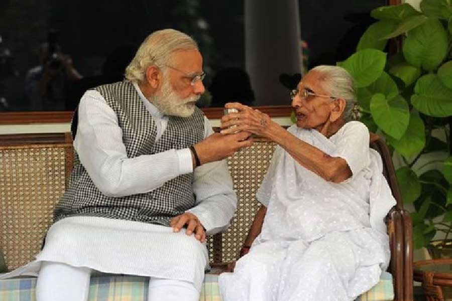 মৃত্যুর আগে পর্যন্ত গান্ধীনগরের রায়সান গ্রামে প্রধানমন্ত্রীর ছোট ভাই পঙ্কজ মোদীর সঙ্গে থাকতেন হীরাবেন।