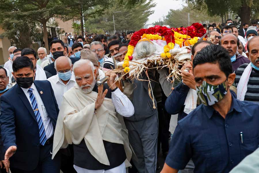 মঙ্গলবার আচমকা শরীর খারাপ হওয়ায় হীরাবেনকে আমদাবাদের একটি হাসপাতালে ভর্তি করা হয়েছিল। তিনি ঠিক কী কারণে অসুস্থ ছিলেন, তা হাসপাতালের তরফে জানানো হয়নি। যে দিন তাঁকে ভর্তি করা হয়, সে দিনও হাসপাতালে গিয়ে মাকে দেখে আসেন প্রধানমন্ত্রী। শুক্রবার ভোর ৩.৩০টে নাগাদ সেখানেই শেষ নিশ্বাস ত্যাগ করেন হীরাবেন।