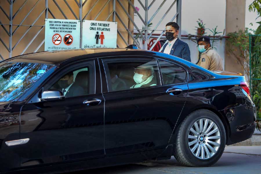 ২০১৬ সালের নভেম্বরে, প্রধানমন্ত্রী ছেলের নোটবন্দি করার সিদ্ধান্তকে সমর্থন করে একটি এটিএমের সামনে ছবি তুলেছিলেন হীরাবেন। সঙ্গে সঙ্গেই সেই ছবি সমাজমাধ্যমে ভাইরাল হয়েছিল।