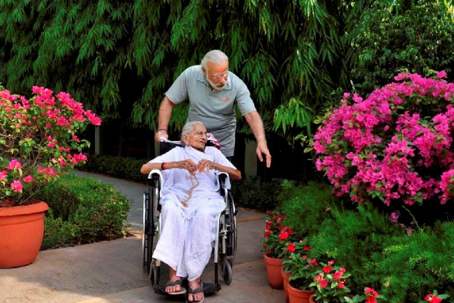 প্রধানমন্ত্রী জানিয়েছিলেন, বাবা মারা যাওয়ার পর মা হীরাবেন তাঁকে এবং ভাইবোনদের মানুষ করার জন্য অনেক সংগ্রাম করেছিলেন। ছেলেদের মানুষ করতে হীরাবেনকে দিনমজুর এবং গৃহকর্মী হিসাবে কাজ করতে হয়েছিল। এ ছাড়াও বাড়ির যাবতীয় কাজ হীরাবেন নিপুণ হাতে করতেন বলেও জানিয়েছিলেন মোদী।