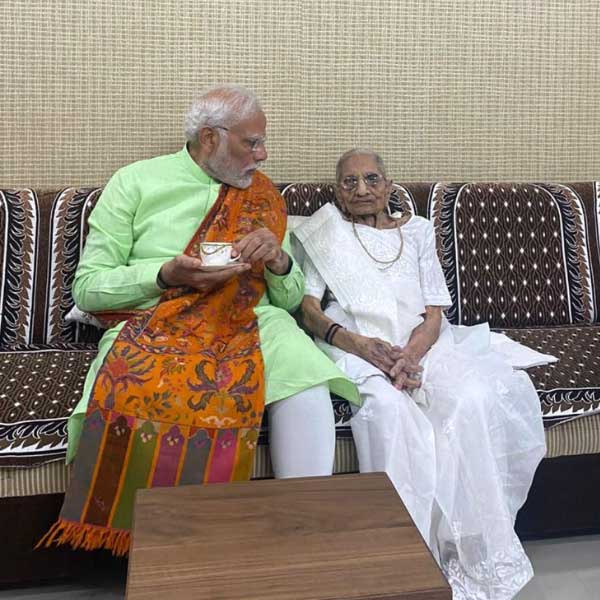 প্রধানমন্ত্রীর স্মৃতিচারণ অনুযায়ী, তাঁর মায়ের শৈশব ছিল ‘অত্যন্ত কষ্টের’ এবং প্রতিবন্ধকতায় ভরা। হীরাবেন সারা জীবন অনেক আত্মত্যাগ করেছেন এবং কষ্ট সহ্য করেছেন বলে মোদী উল্লেখ করেছেন।