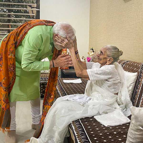 হীরাবেন গরিব এবং দুঃস্থদের কষ্ট দেখতে পারতেন না। অনেক গরিব মানুষকে তিনি খাদ্য এবং বস্ত্র দান করতেন বলেও তাঁর প্রধানমন্ত্রী ছেলে উল্লেখ করেছেন। পাশাপাশি, মোদী জানান, ধর্মের প্রতিও তাঁর মায়ের নিষ্ঠা ছিল অকল্পনীয়।