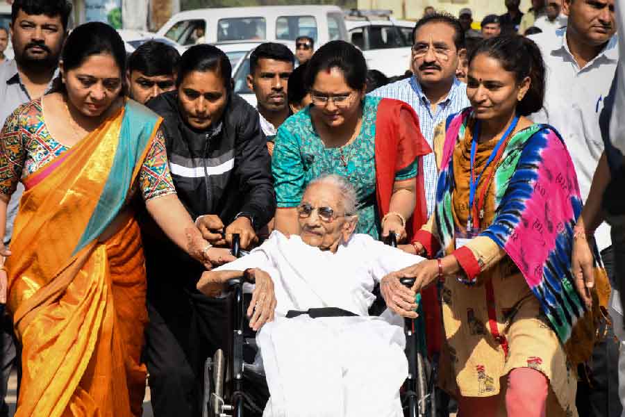 মোদী অনেক সময়ই জানিয়েছেন, কী ভাবে সংকল্প দৃঢ় করতে হয় এবং দুঃস্থদের কল্যাণে জীবন উৎসর্গ করতে হয় তা তিনি মা হীরাবেনের কাছ থেকে শিখেছেন৷ প্রধানমন্ত্রীর দাবি, সব সময় তাঁর প্রতি হীরাবেনের অগাধ আস্থা ছিল।