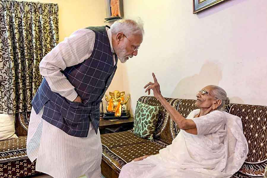 খুব ছোট বেলাতেই বিয়ে হয়ে যায় হীরাবেনের। তাই তাঁর আর স্কুলে যাওয়া হয়ে ওঠেনি। গতানুগতিক লেখাপড়াও করা হয়নি তাঁর। হীরাবেন ছিলেন পরিবারের বড় মেয়ে আর বিয়ের পর শ্বশুরবাড়িতেও আসেন বড় বউ হয়ে।