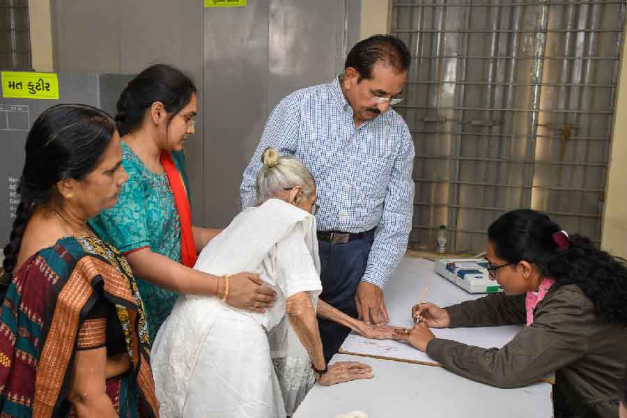 সদ্য শেষ হওয়া গুজরাত নির্বাচনেও হুইলচেয়ারে গিয়ে গান্ধীনগরের একটি কেন্দ্রে গিয়ে ভোট দেন হীরাবেন। নির্বাচনে জিতে বিজেপি পুনরায় ক্ষমতায় এলে আনন্দও প্রকাশ করেছিলেন তিনি।