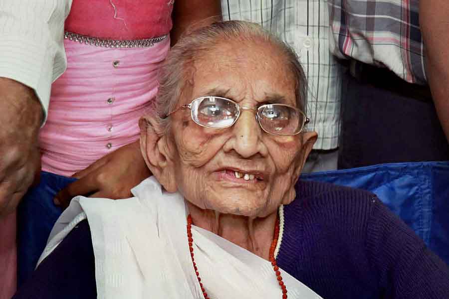 মা মারা যাওয়ার পর শৈশবে হীরাবেন গোটা পরিবারের দেখভাল করতেন এবং সংসারের সব কাজ করতেন। বিয়ের পরেও তিনি এই দায়িত্ব কাঁধে তুলে নেন বলে উল্লেখ করেছেন মোদী। মোদী জানান, অজস্র দায়িত্ব এবং প্রতি দিনের সংগ্রাম সত্ত্বেও তাঁর মা গোটা পরিবারকে ধৈর্য এবং শক্তি দিয়ে এক সুতোয় বেঁধে রেখেছিলেন।