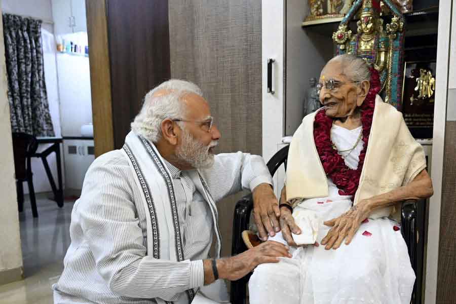 প্রধানমন্ত্রীর দাবি, ভাদনগরে তাঁর পরিবার যে বাড়িতে থাকতেন সেটি খুব ছোট ছিল। কোনও শৌচাগার পর্যন্ত সেই বাড়িতে ছিল না। ওই বাড়িতেই স্বামী-ছেলেদের নিয়ে সংসার গড়েছিলেন হীরাবেন।