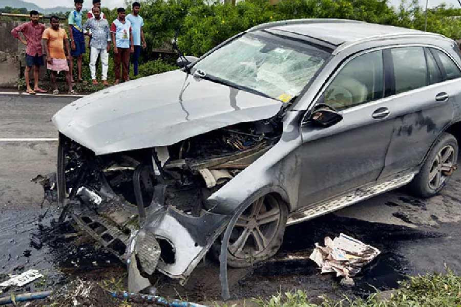 টাটা সন্সের প্রাক্তন চেয়ারম্যান সাইরাস মিস্ত্রির পথদুর্ঘটনায় মৃত্যু গোটা দেশকে নাড়িয়ে দিয়েছিল। মহারাষ্ট্রের পালঘরের কাছে গত ৪ সেপ্টেম্বর গাড়ি দুর্ঘটনায় মৃত্যু হয় তাঁর। আর সেই সঙ্গে উঠে এসেছিল দেশে সড়ক দুর্ঘটনায় প্রতি বছর মৃত্যুর পরিসংখ্যান।
