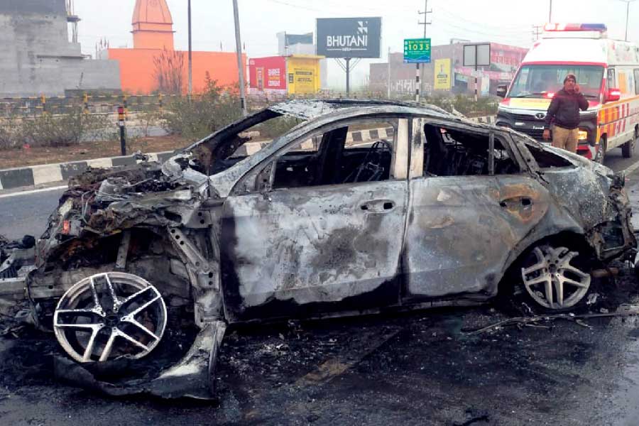 শুক্রবার ভোরে দেশের জাতীয় দলের উইকেটরক্ষক ঋষভ পন্থের গাড়ি দুর্ঘটনার কবলে পড়ে। গুরুতর জখম হয়েছেন তিনি। দিল্লি-দেহরাদূন হাইওয়েতে এই দুর্ঘটনা ঘটেছে। জাতীয় দলের উইকেটরক্ষক এ যাত্রায় বেঁচে গেলেও পথদুর্ঘটনার ভয়াবহ ছবিটাকে আবার প্রকাশ্যে আনল।