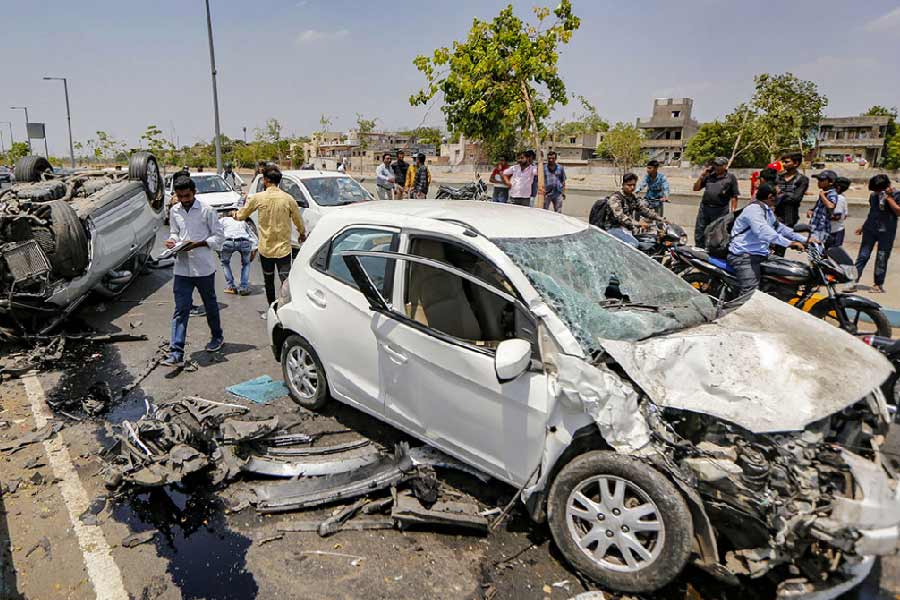 পথদুর্ঘটনা নিয়ে কেন্দ্রীয় সড়ক পরিবহণ মন্ত্রক একটি তথ্য প্রকাশ করেছে। ২০২১ সালে পথদুর্ঘটনায় মৃত্যু এবং আহতের একটি পরিসংখ্যান দিয়েছে তারা। সেই পরিসংখ্যান চমকে ওঠার মতো। 