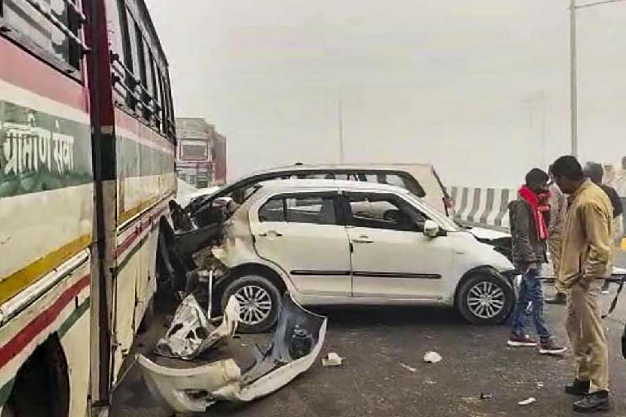 মন্ত্রকের দেওয়া তথ্য অনুযায়ী, ২০২১ সালে পথদুর্ঘটনা হয়েছে ৪ লক্ষ ১২ হাজার ৪৩২টি। এই দুর্ঘটনায় মৃত্যু হয়েছে ১ লক্ষ ৫৩ হাজার ৯৭২ জনের। 