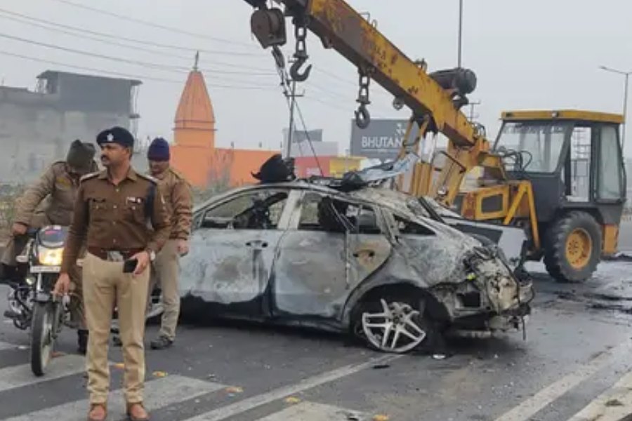 দুর্ঘটনাস্থল থেকে সরিয়ে নিয়ে যাওয়া হচ্ছে পন্থের ভস্মীভূত গাড়ি।