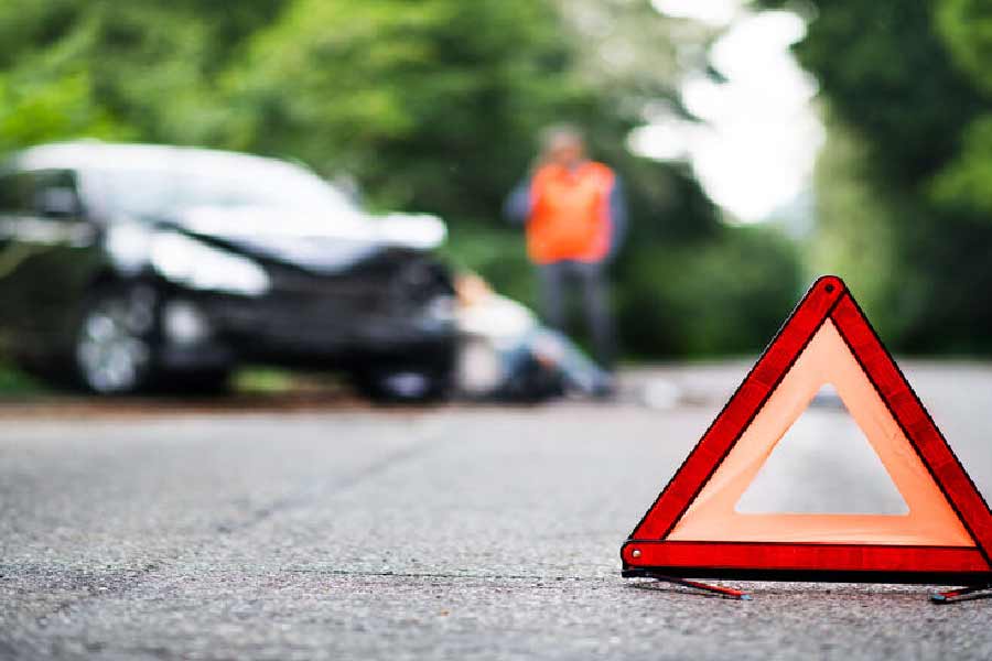 মন্ত্রকের বার্ষিক তথ্য বলছে, জাতীয় সড়কে ওই বছরে মৃত্যু হয়েছে ৫৬ হাজার ৭ জনের। রাজ্য সড়কে মৃত্যুর সংখ্যা ৩৭ হাজার ৯৬৩ এবং অন্যান্য রাস্তায় এই সংখ্যাটা ৬০ হাজার ২। 