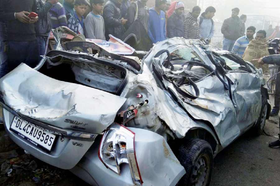 কেন্দ্রীয় সড়ক পরিবহণ মন্ত্রকের তথ্য বলছে, ২০২১ সালে সড়ক দুর্ঘটনায় সবচেয়ে বেশি মৃত্যু এবং আহতের সংখ্যা ১৮-৪৫ বছর বয়সের মধ্যে। 