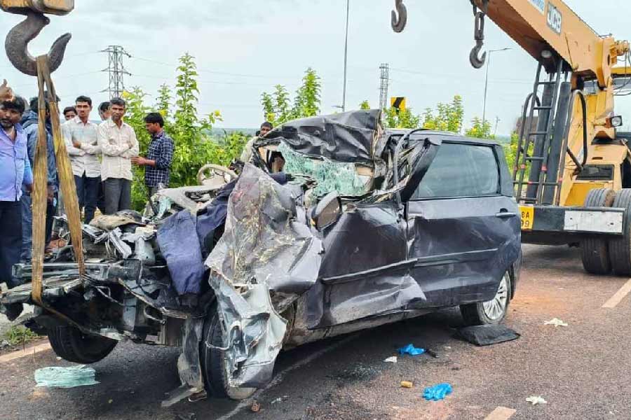 কেন্দ্রীয় সড়ক পরিবহণ মন্ত্রকের তথ্য বলছে, বেপরোয়া গাড়ি চালানোর জন্য পথদুর্ঘটনায় মৃত্যুর সংখ্যা ১ লক্ষ ৭ হাজার ২৩৬। মত্ত অবস্থায় গাড়ি চালাতে গিয়ে মৃত্যু হয়েছে ৩ হাজার ৩১৪ জনের। 