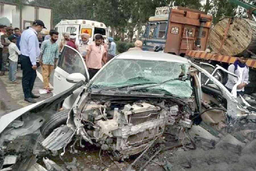 মন্ত্রকের বার্ষিক তথ্য বলছে, লেন ভেঙে গাড়ি চালাতে গিয়ে দুর্ঘটনায় মৃত্যু হয়েছে ৮ হাজার ১২২ জনের। এবং ট্র্যাফিক সিগন্যাল অমান্য করায় মৃত্যু হয়েছে ৬৭৯ জনের।  