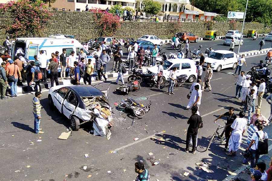 গাড়ি চালানোর সময় ফোন করতে গিয়ে পথদুর্ঘটনায় মৃত্যুর সংখ্যাটাও খুব একটা কম নয়। এক বছরে ২ হাজার ৯৮২ জনের মৃত্যু হয়েছে। সব সময়েই এ বিষয়ে রাস্তার মোড়ে মো‌ড়ে সতর্কবার্তা দেওয়া থাকে। কিন্তু তার পরেও সেই সতর্কবার্তা উপেক্ষিত হচ্ছে, আর দুর্ঘটনার শিকার হচ্ছেন গাড়িচালক, পথচারীরা। 