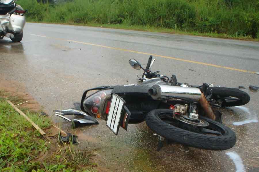 হেলমেট না পরে গাড়ি চালানোর জন্য ৩২ হাজার ৮৭৭ জন বাইকচালক এবং ১৩ হাজার ৭১৬ জন বাইক আরোহীর মৃত্যু হয়েছে।