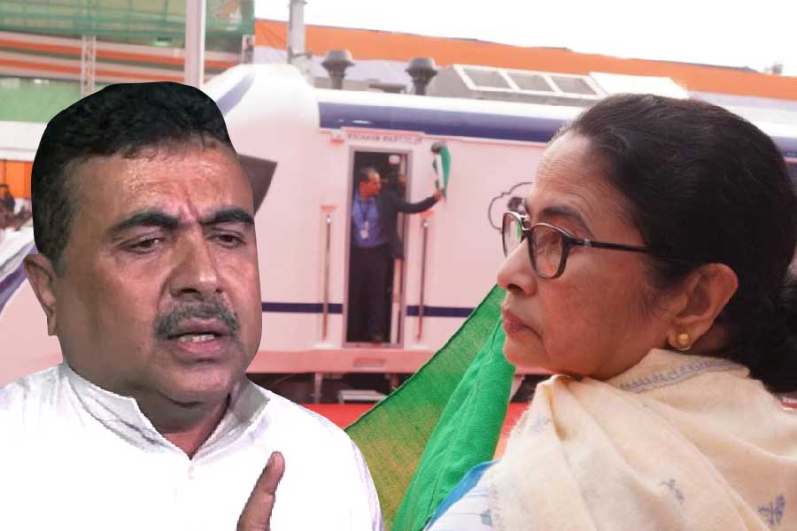 পাল্টা প্রতিক্রিয়া জানিয়েছেন শুভেন্দু অধিকারী। তাঁর দাবি, নন্দীগ্রামে হারের কথাই আসলে ভুলতে পারছেন না মুখ্যমন্ত্রী মমতা। তাঁর কথায়, ‘‘তিনি কলাইকুন্ডায় যা করেছেন, এখানেও তা-ই করেছেন। এটা হচ্ছে, নন্দীগ্রামে হারের যন্ত্রণা।’’ 