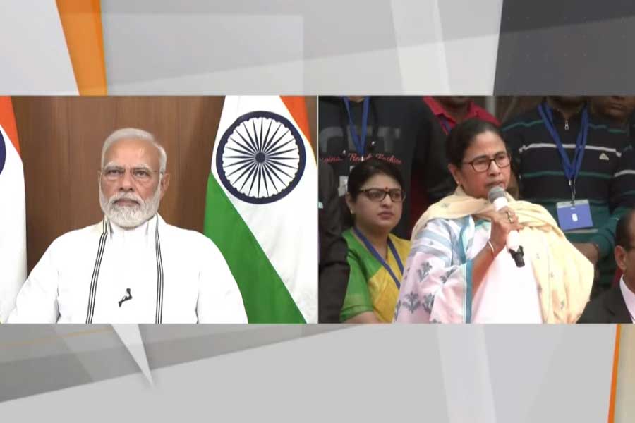 শুভেন্দুর এই বক্তব্য নিয়ে তীব্র প্রতিক্রিয়া জানিয়েছেন তৃণমূল সাংসদ শান্তনু সেন। নাম না করেই তিনি শুভেন্দুকে বলেন,  ‘‘ভারতীয় জোকার পার্টির সব থেকে বড় জোকারের ঔদ্ধত্যের বহিঃপ্রকাশ। তিনি আয়নার সামনে দাঁড়িয়ে বলতে পারবেন না যে, সঠিক ভাবে জিতেছেন। নিজেও জানেন লোডশেডিং করে জিতেছেন।’’