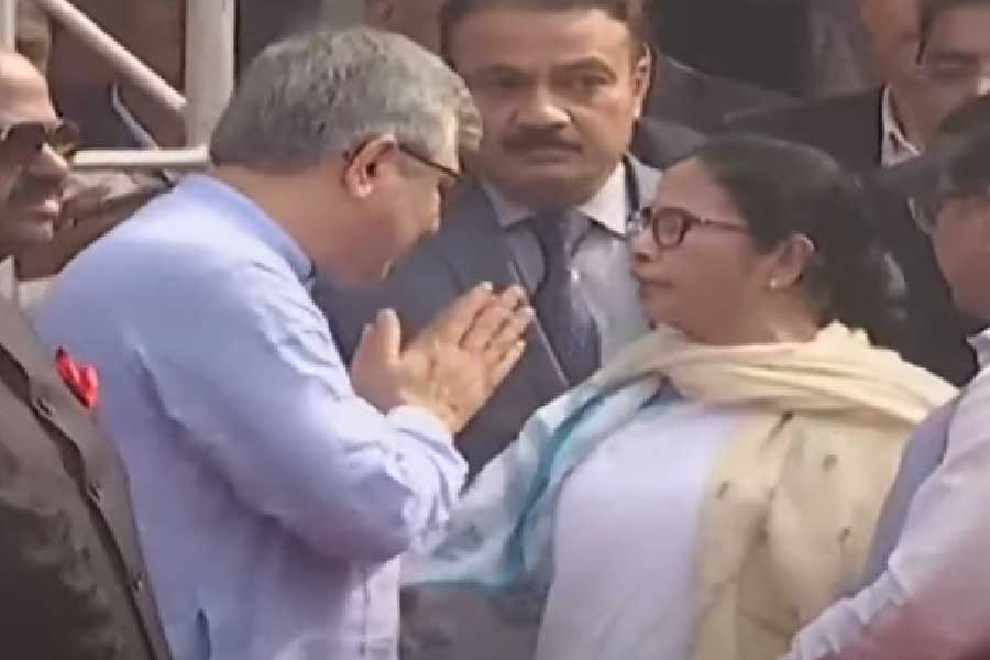 শুক্রবার স্লোগান শুনে বিরক্ত হওয়া মুখ্যমন্ত্রীকে মঞ্চে ওঠার অনুরোধ করতে দেখা গিয়েছিল রেলমন্ত্রী অশ্বিনী বৈষ্ণবকে। কর্মসূচি শেষে তিনি বলেন, ‘‘আমরা আদর ও সম্মানের সঙ্গে মুখ্যমন্ত্রীকে নিমন্ত্রণ করেছিলাম। উনি এসেছেন। আমরা ধন্যবাদ জানাই। এমন কোনও বিষয় ছিল না যে, তিনি রেগে যাবেন। বিজেপি কর্মকর্তারা উৎসাহের বশে এই ধ্বনি দিয়েছেন। আমি আবারও ধন্যবাদ দিচ্ছি মুখ্যমন্ত্রীকে, তিনি নিজের উপস্থিতির মাধ্যমে এই কর্মসূচির গরিমা বাড়িয়েছেন।’’